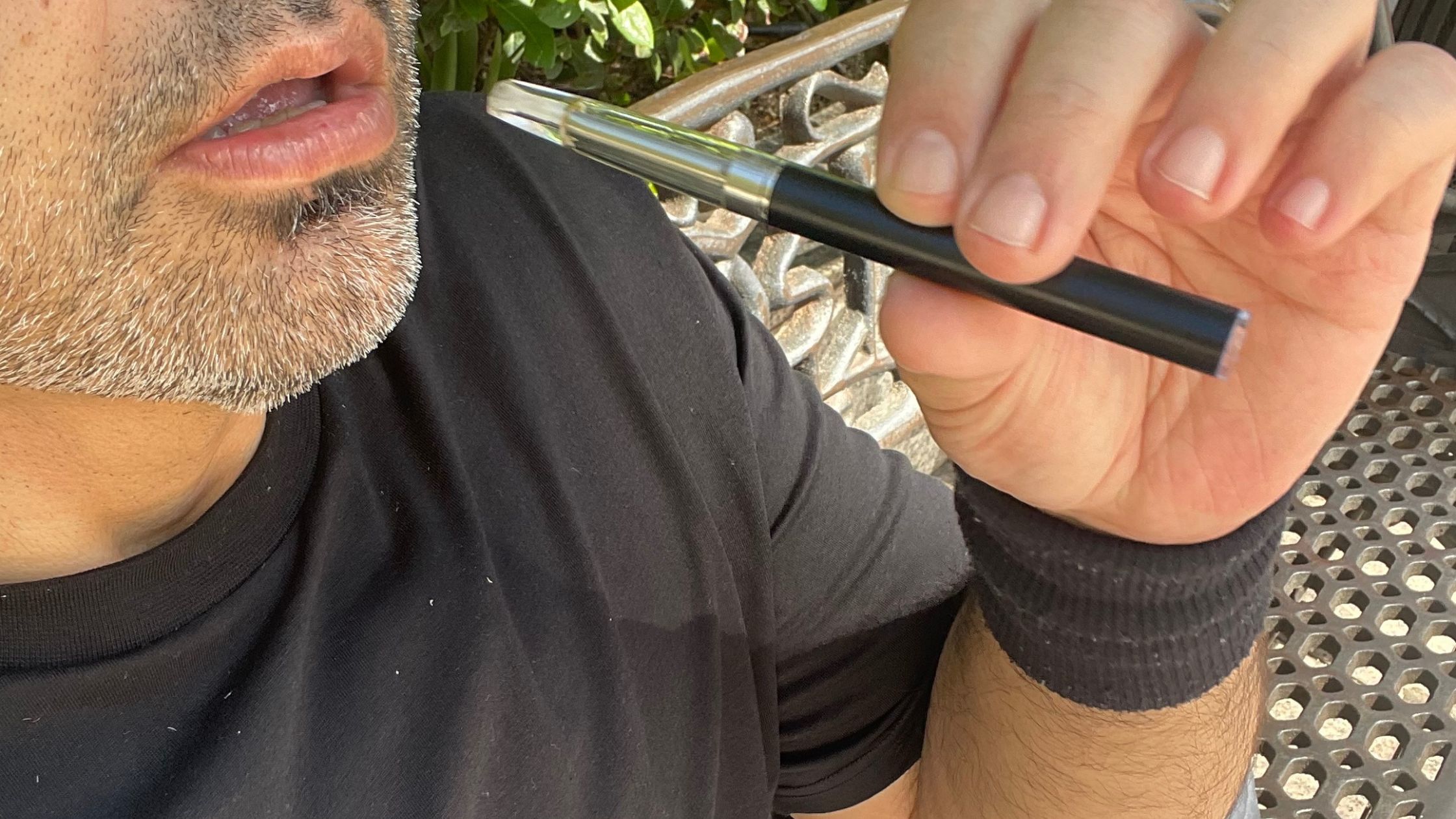 Fumando un vaper de THC en Madrid centro