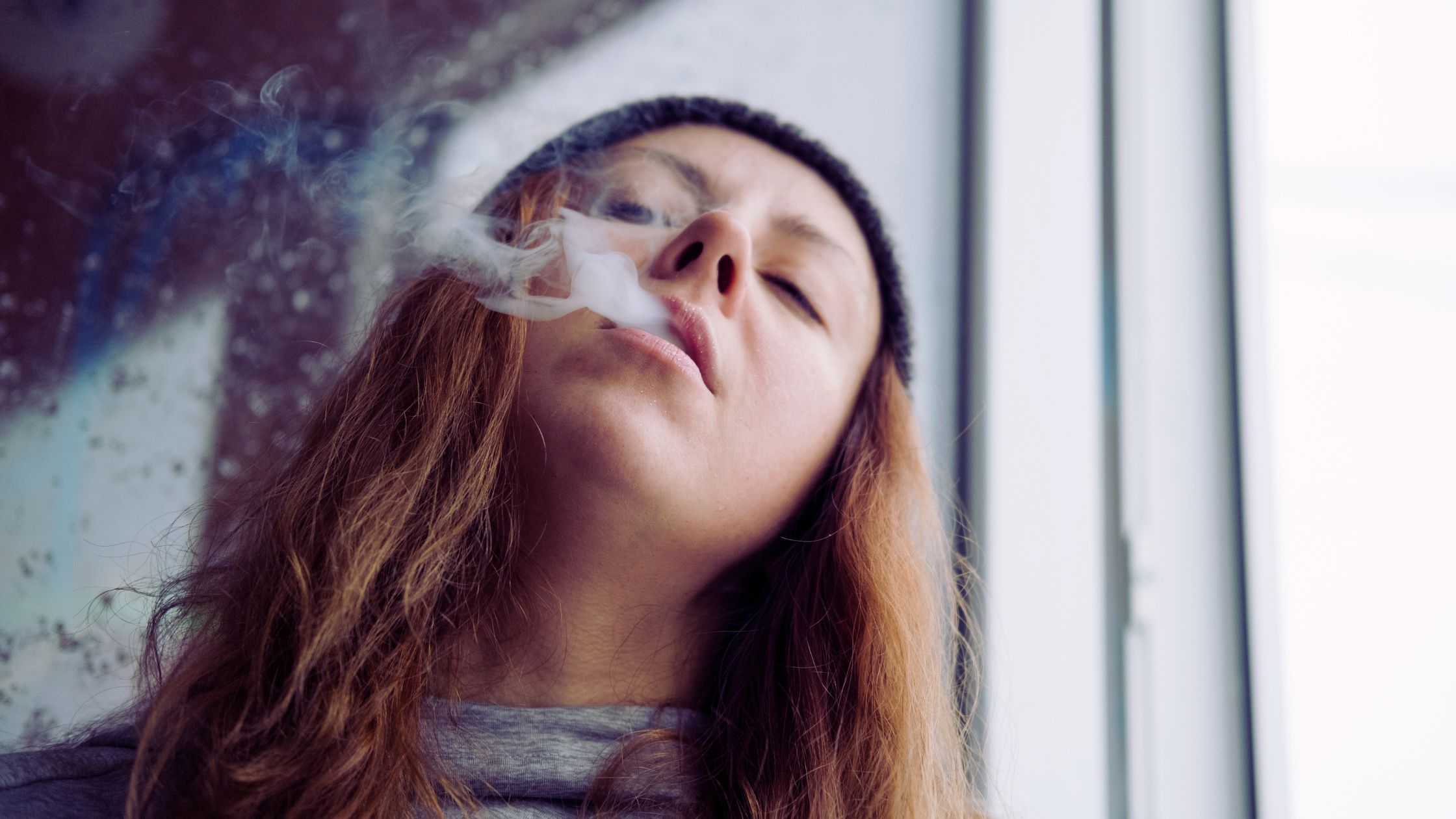 Chica fumando tranquila en una asociacion cannabica en Madrid