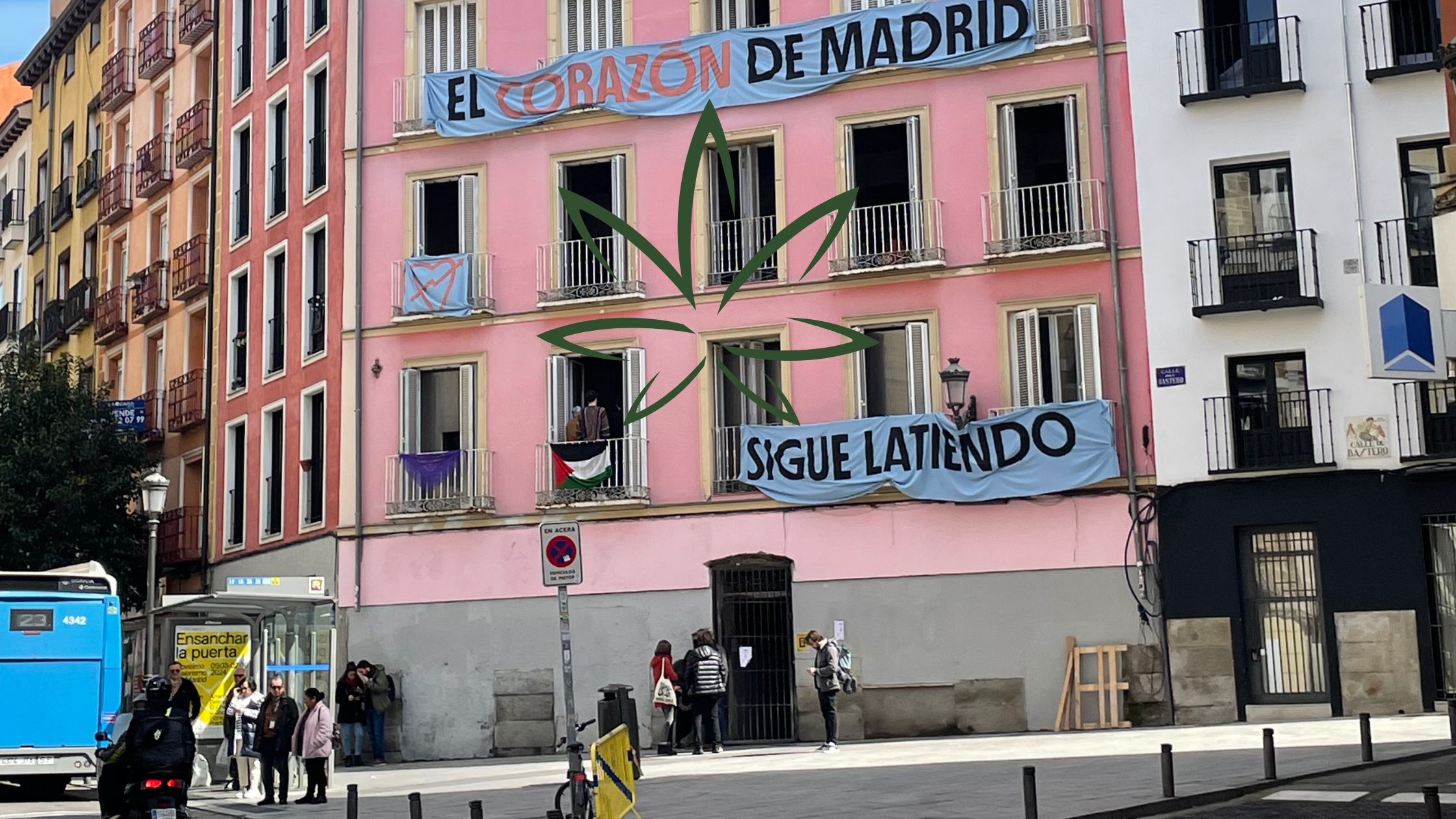 Barrio Lavapies en Madrid con una hoja de marihuana